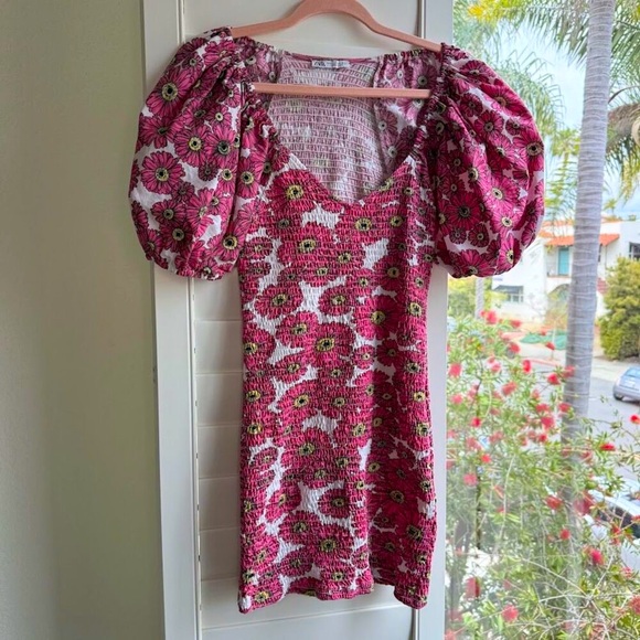 Zara Puff Off the Shoulder Sleeve Smocked Mini Dress in Pink Daisy size M - Picture 1 of 13